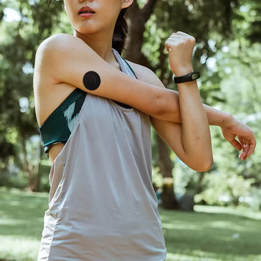 Glucology_Medtronic_Guardian_CGM_Black_Lifestyle_6fc68cb3-b791-43ad-83a1-90203d79aeb9_1024x1024